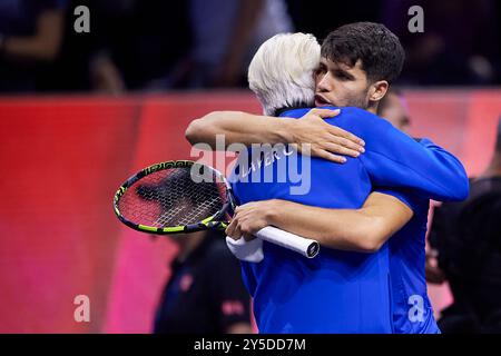 Berlin, Allemagne. 21 septembre 2024. BERLIN, ALLEMAGNE - 21 SEPTEMBRE : Carlos Alcaraz de Team Europe célèbre après avoir gagné le point de match avec Bjorn Borg, capitaine de Team Europe après le match en simple masculin le deuxième jour de laver Cup à l'Uber Arena le 21 septembre 2024 à Berlin, Allemagne. (Photo de Francisco Macia/photo Players images/Magara Press) crédit : Magara Press SL/Alamy Live News Banque D'Images