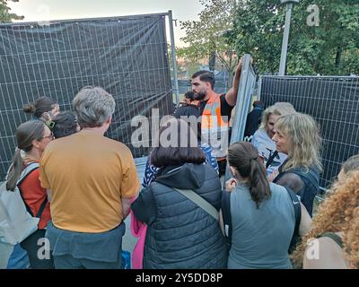 Berlin, Deutschland, 21.09.2024 : Görlitzer Park : Block Party : Der Bühnenbereich ist abgesperrt, spätestens ab 18:30 Uhr War Einlassstopp, Security und Polizei musste hunderte Menschen abwimmeln *** Berlin, Allemagne, 21 09 2024 Görlitzer Park Block Party la zone de scène est bouclée, l'entrée a été arrêtée à partir de 15 h 6,30 au plus tard, la sécurité et la police ont dû refuser des centaines de personnes Copyright : xdtsxdtsxNachrichtenagenturx dts 46754 Banque D'Images