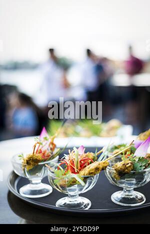 Poulet asiatique satay gastronomique en-cas dans un bar tropical extérieur moderne Banque D'Images