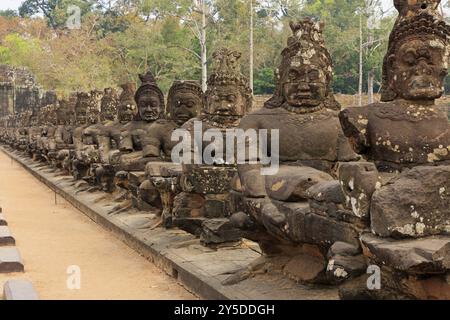 Balustrade avec des dieux de pierre et des démons sur le pont vers le sud Tor Tor d'Angkor Thom Banque D'Images