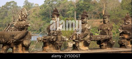 Balustrade avec des dieux de pierre et des démons sur le pont vers le sud Tor Tor d'Angkor Thom Banque D'Images