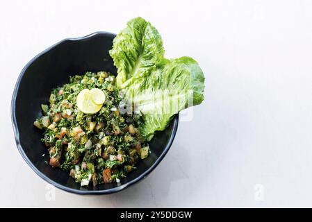 Tabouleh traditionnel libanais saladier frais Meze mezze entrée Banque D'Images