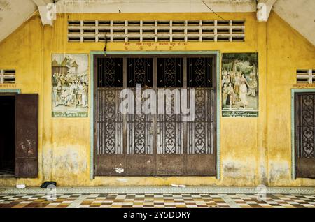 Détail extérieur de bâtiment de maison coloniale française dans la vieille ville de battambang cambodge Banque D'Images