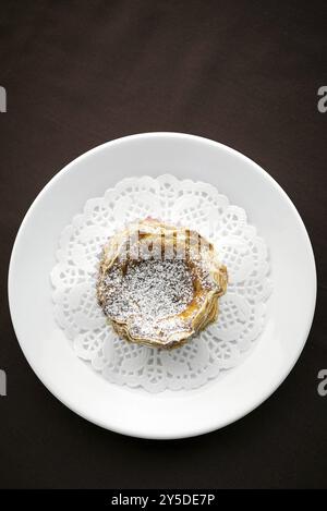 Pastel de nata célèbre gâteau portugais à la crème d'oeufs sucrés tarte à pâtisserie dessert Banque D'Images