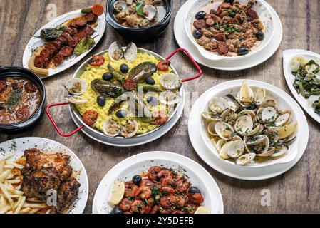 Tapas rustiques traditionnelles portugaises mixtes sélection de plats célèbres sur une table en bois Banque D'Images