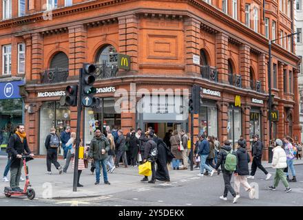 Londres, Royaume-Uni - 23 mars 2024 : restaurant Mc Donald's sur Oxford Street à London.UK. McDonald's est une chaîne de restauration rapide multinationale américaine. Banque D'Images
