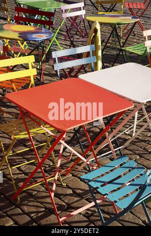 Tables et chaises colorées et modernes à la mode au Street café d'helsinki, finlande Banque D'Images