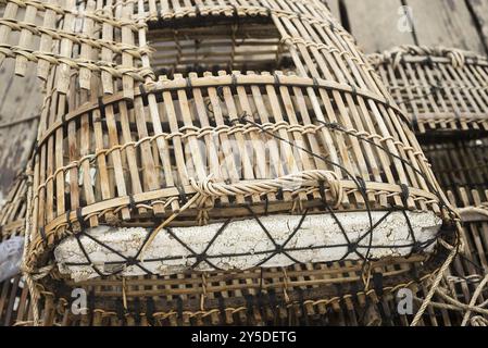 Cages traditionnelles de crabe en bambou au kep Market cambodia Banque D'Images