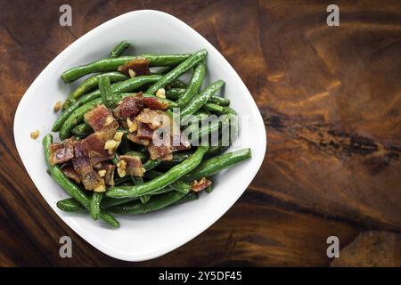 Haricots verts au beurre à l'ail sautés avec casse-croûte au bacon Banque D'Images