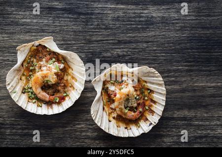 Cuisine gastronomique aux crevettes royales cuites dans une sauce épicée aux tomates et aux herbes Banque D'Images