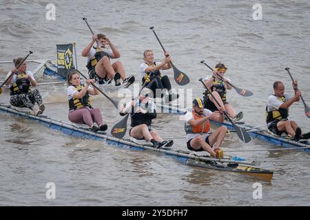 Londres, Royaume-Uni. 21 septembre 2024. La Great River Race passe près du London Tower Bridge. Env. 300 bateaux et leurs équipages participent à cet événement international couvrant 21,6 milles sur la Tamise de Millwall à Richmond. À l'origine, il a commencé en 1988 avec 61 bateaux équipant un groupe de passionnés allant des jeunes scouts aux vétérans endurcis de l'aviron offshore venant de diverses organisations telles que les clubs d'aviron, les pubs, les écoles, les sociétés de navigation de plaisance et les services armés. Crédit : Guy Corbishley/Alamy Live News Banque D'Images