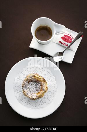 Pastel de nata célèbre casse-croûte sucrée portugaise tarte à la crème aux œufs Banque D'Images