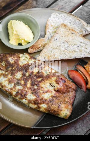Omelette omelette avec pain grillé s ensemble de petit déjeuner mealimple Banque D'Images