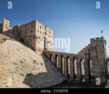 Célèbre ancienne citadelle forteresse monument de porte dans le centre de la vieille ville d'alep en syrie par jour Banque D'Images