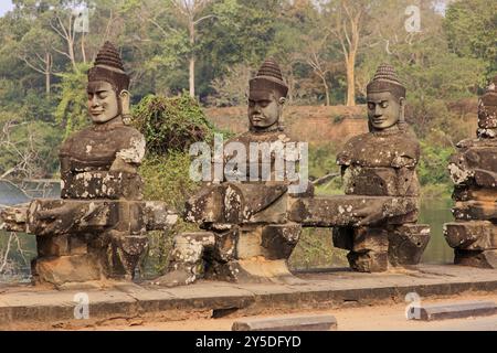 Balustrade avec des dieux de pierre et des démons sur le pont vers le sud Tor Tor d'Angkor Thom Banque D'Images