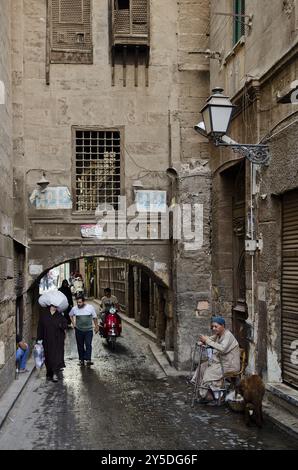 Scène de rue dans la vieille ville du caire egypte Banque D'Images