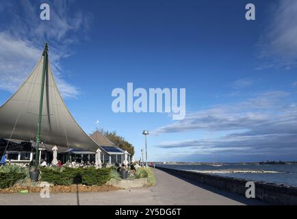 Restaurant café au bord de l'eau dans le célèbre parc kaivopuisto dans le centre d'helsinki en finlande Banque D'Images