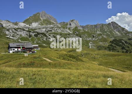 Biberacher Huette am Schadonapass mit Hochkuenzelspitze im Lechquellengebirge, Vorarlberg, Autriche, Biberacher Hut sur le col de Schadona dans le Lechque Banque D'Images