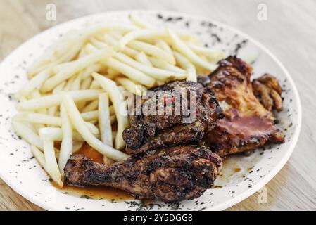 Portugais célèbre piri piri cuisine traditionnelle épicée poulet barbecue avec repas de frites Banque D'Images