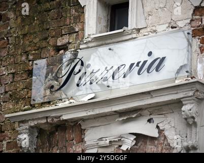 Publicité illuminée pour une pizzeria sur une ruine Banque D'Images