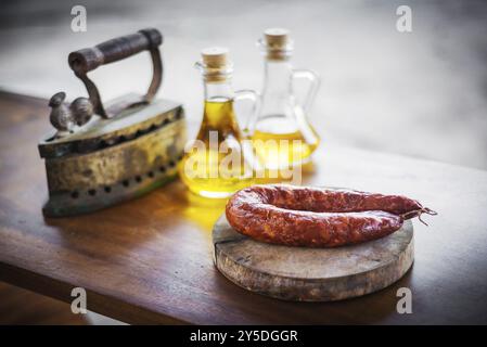 Traditionnel espagnol portugais fumé de porc chorizo courico saucisse épicée rustique Banque D'Images