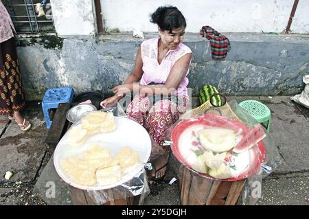 Vendeur de fruits sur la rue yangon myanmar birmanie Banque D'Images