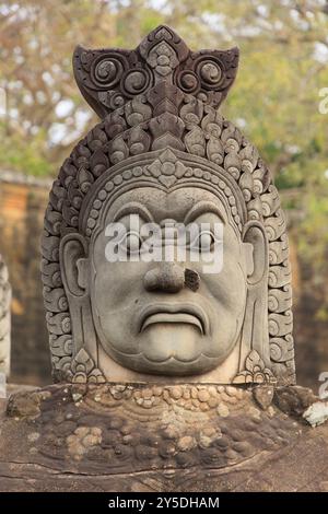 Balustrade avec des dieux de pierre et des démons sur le pont vers le sud Tor Tor d'Angkor Thom Banque D'Images