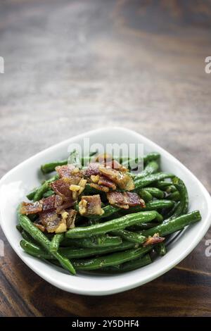 Haricots verts au beurre à l'ail sautés avec casse-croûte au bacon Banque D'Images