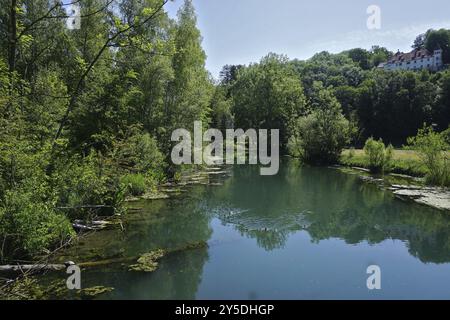 La rivière bleue à Blaustein-Herrlingen, avec vue sur le château de Klingenstein, Alb souabe, Bade-Wuerttemberg, Allemagne, la rivière bleue à Blaustein-Herr Banque D'Images