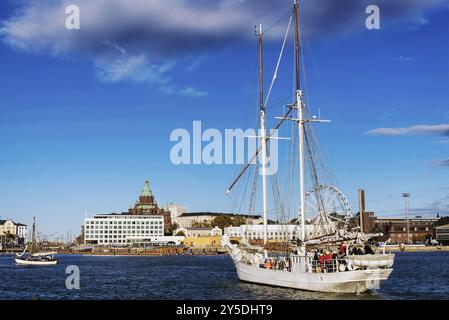 Vue des voiliers dans le port de la ville d'helsinki en finlande Banque D'Images