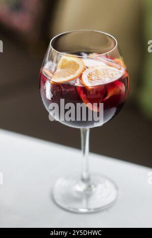 Verre de sangria cocktail traditionnel espagnol au vin rouge Banque D'Images