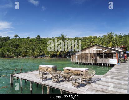 Vieux restaurant de jetée en bois dans l'île de koh rong cambodge Banque D'Images