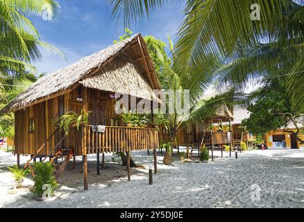 Bungalows en bois sur la plage de l'île de koh rong au cambodge Banque D'Images