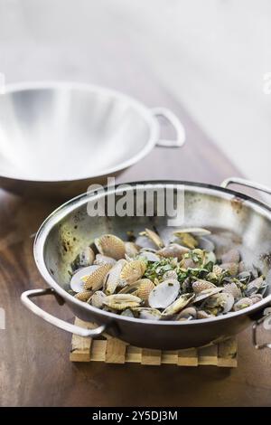 Ail cuit à la vapeur et moules aux herbes dans la cataplana portugaise traditionnelle Banque D'Images