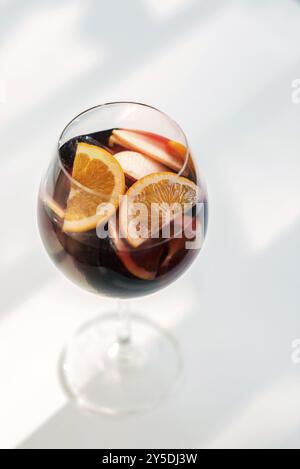 Verre de sangria cocktail traditionnel espagnol au vin rouge Banque D'Images