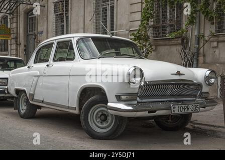 Vieille voiture soviétique dans la rue bakou azerbaïdjan Banque D'Images