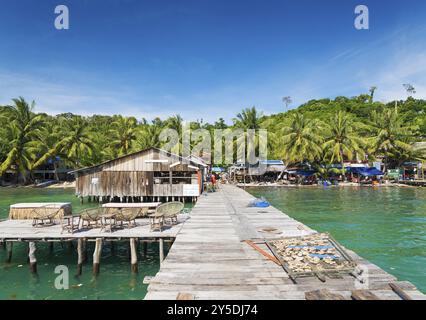 Ancienne jetée en bois de l'île de koh rong au cambodge Banque D'Images