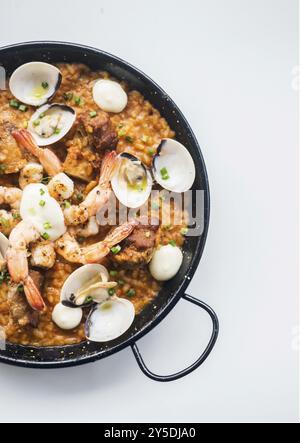 Fruits de mer espagnols gourmands et risotto paella de riz sur fond blanc Banque D'Images