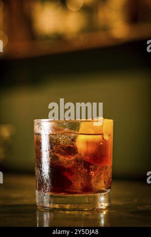 Cocktail de soda à l'orange Campari au bar moderne Banque D'Images