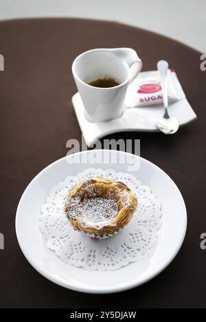 Pastel de nata célèbre casse-croûte sucrée portugaise tarte à la crème aux œufs Banque D'Images