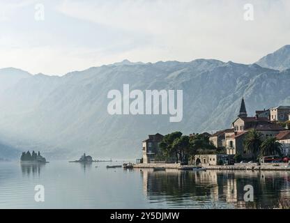 Perast village balkanique traditionnel paysage de montagne par la baie de kotor au monténégro Banque D'Images