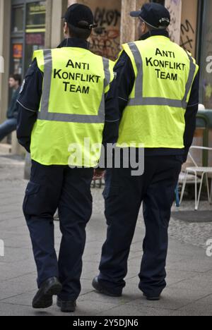 Police berlinoise en service lors d'une manifestation Banque D'Images