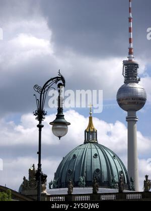 Berlin, tour de télévision, dôme cathédrale et lanterne vus de Banque D'Images