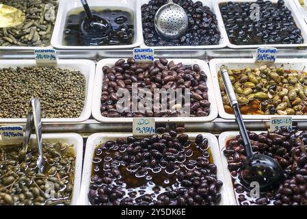 Des collations à tapas mixtes aux olives dans les plateaux d'exposition du marché de la boqueria à barcelone en espagne Banque D'Images