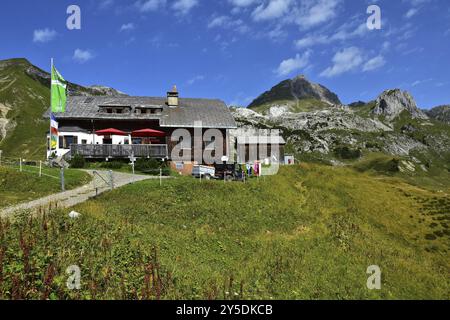 Biberacher Huette am Schadonapass mit Hochkuenzelspitze im Lechquellengebirge, Vorarlberg, Autriche, Biberacher Hut sur le col de Schadona avec Hochkuenz Banque D'Images