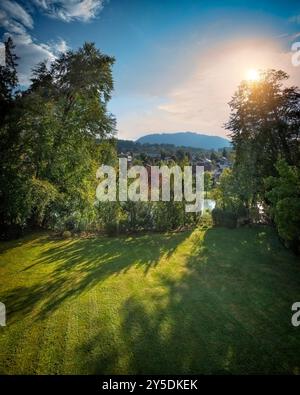 DE - BAVIÈRE : vue de la propriété privée de l'autre côté de la rivière Isar vers le Blomberg (1236 m) par Edmund Nagele FRPS Banque D'Images