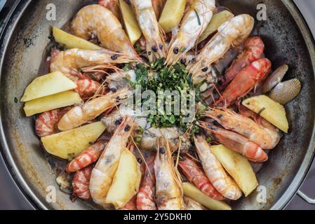 Ragoût de poissons de crevettes à la sauce au vin blanc à l'ail style cataplana portugais Banque D'Images