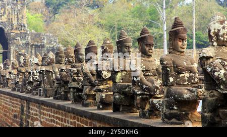 Balustrade avec des dieux de pierre et des démons sur le pont vers le sud Tor Tor d'Angkor Thom Banque D'Images