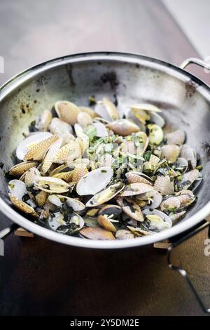 Moules fraîches cuites à la vapeur à l'ail, au citron et à l'huile d'olive style portugais traditionnel bulhao pato Banque D'Images