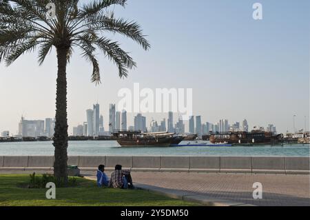 Vue de doha qatar avec bateaux et skyline Banque D'Images